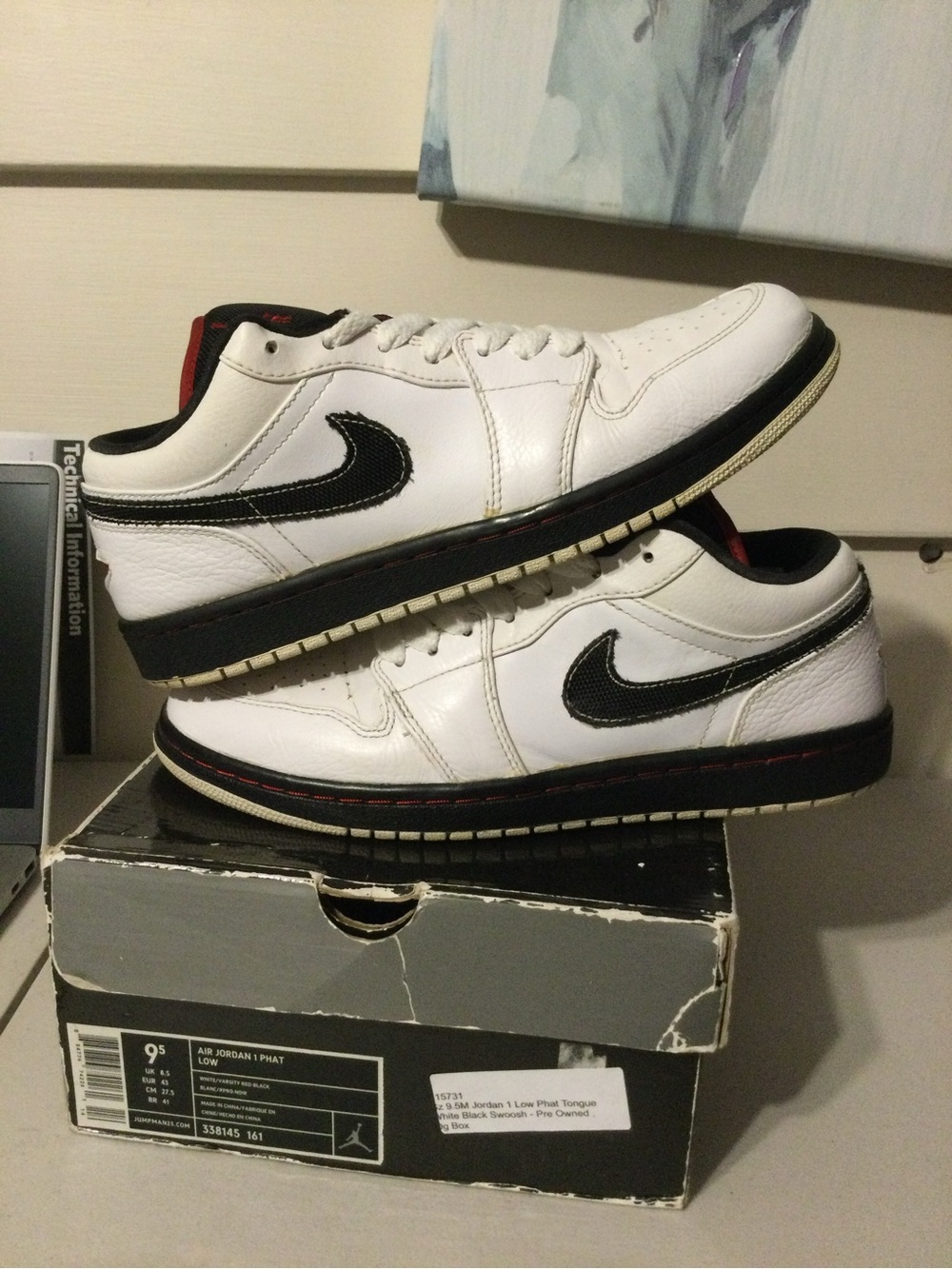Mens White and Black Low-Top Sneakers - Classic Style - Picture 2 of 5